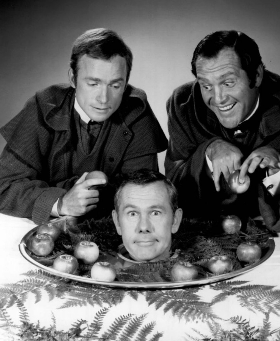 Carson with Richard Cavett and Alan King in a publicity photo promoting the California Friars Club roast of Carson. 